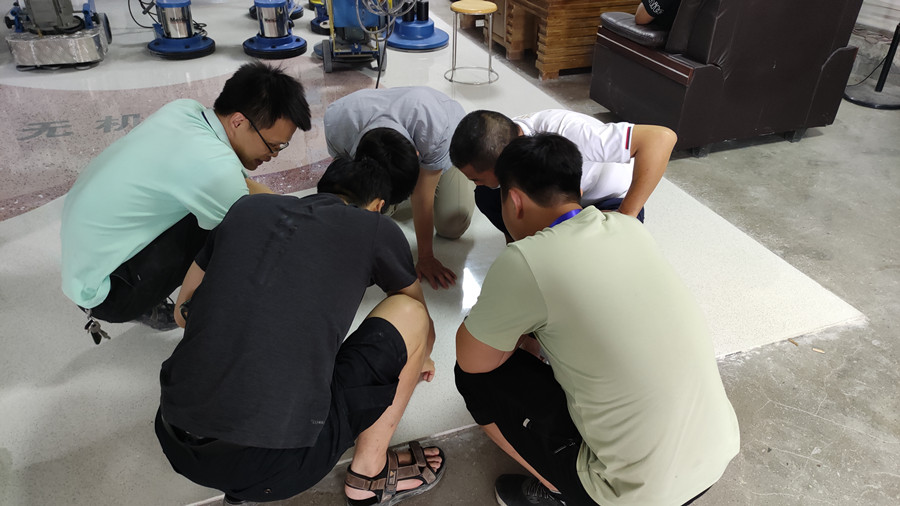 學(xué)員一起研究、探討新型無機(jī)磨石