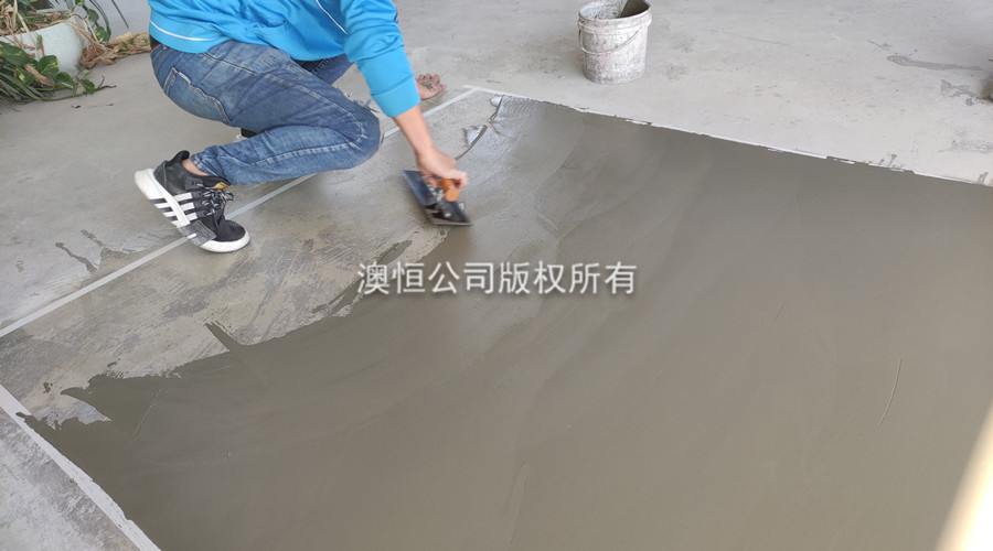 在麻面地面上批刮390薄層韌性自流平水泥，修補細(xì)小孔洞