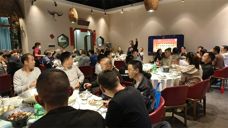 學員聚餐，相互討論交流